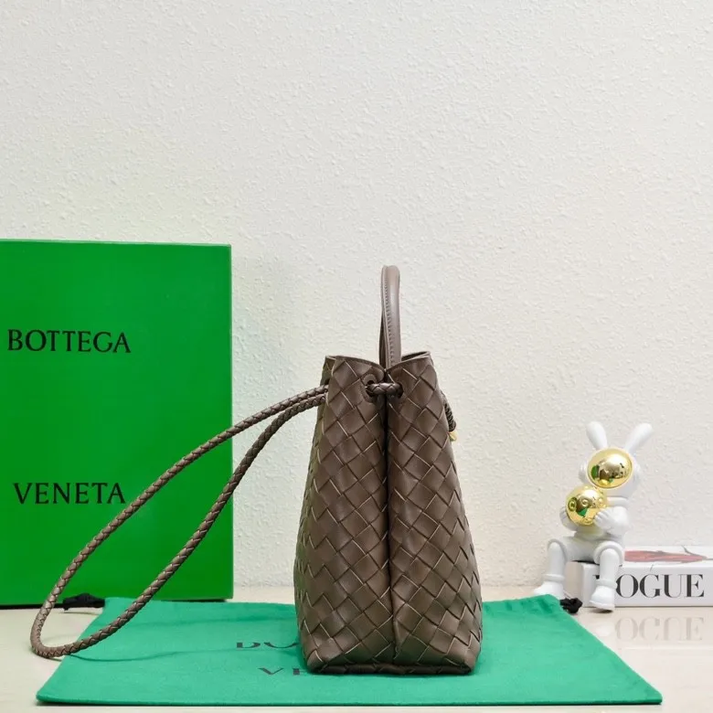 The 2023 new Andiamo batch of 2260 BV has been shipped‼ ️Really popular🔥The new Andiamo woven handbag launched by Bottega Veneta this season is really popular all over the world! ! Celebrities at home and abroad have worn it, and Oscar-winning actress Michelle Yeoh has taken it out on the street. Song Jia, Trai Yara, Yu Feihong, Sanji Ayaka, Rosie Hunting-Whiteley, Yoshioka Riho, etc. have all picked up this bag. It is classic and versatile, showing off its temperament, and the bag capacity is also large, which is very convenient for daily commuting! ! A variety of carrying methods, the shoulder straps can be adjusted by yourself, the original lambskin feels soft and delicate, and the unisex style breaks gender boundaries and brings a more practical and longer-lasting use experience. Andiamo, which has both elegant and casual styles, perfectly interprets the true appearance of "fashionable old money style". Style number: 8463 Size: 32*24*12